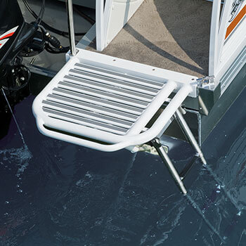 Optional single rear swim platform with ladder